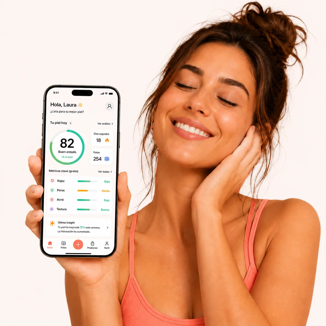 Mujer usando la app FaceJournal en su móvil